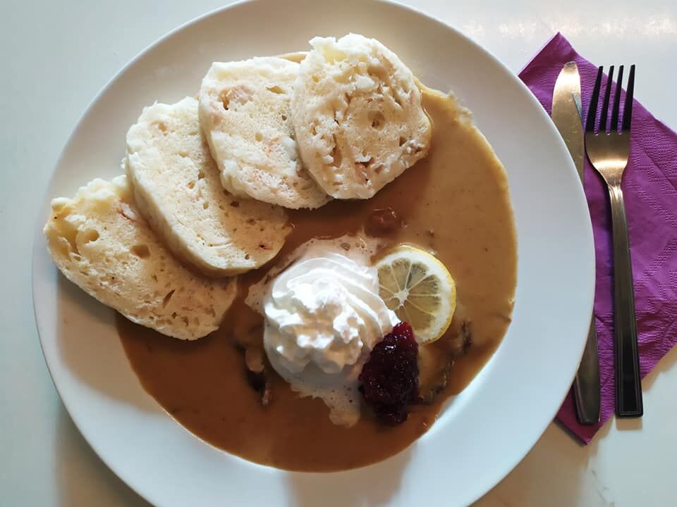 Svíčková od naší paní kuchařky s domácími knedlíky potěší každého příznivce klasické české kuchyně. 