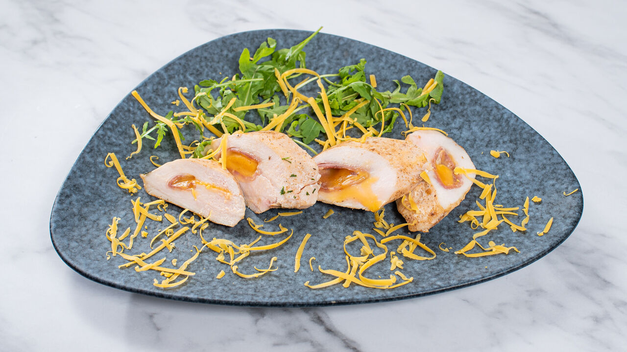 Cheddar sajttal serrano sonkával töltött csirkemell 