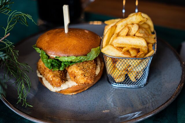 Burger z kurczakiem i autorskim sosem majonezowym, frytki