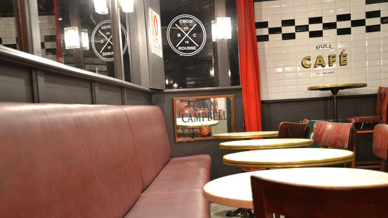 Banquette de la seconde salle du Bull Café