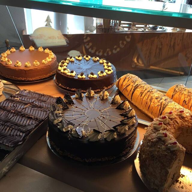 Großer Auswahl von Torten und Kuchen