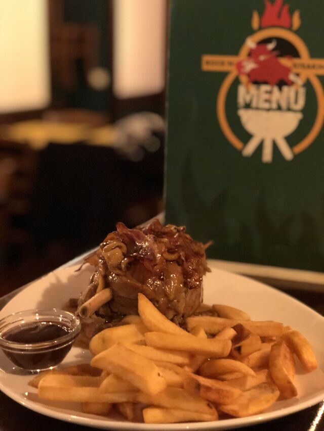 ABBA....tenerissimo stinco di maiale guarnito con funghi ,cipolla caramellata e birra accompagno da patate steakhouse 