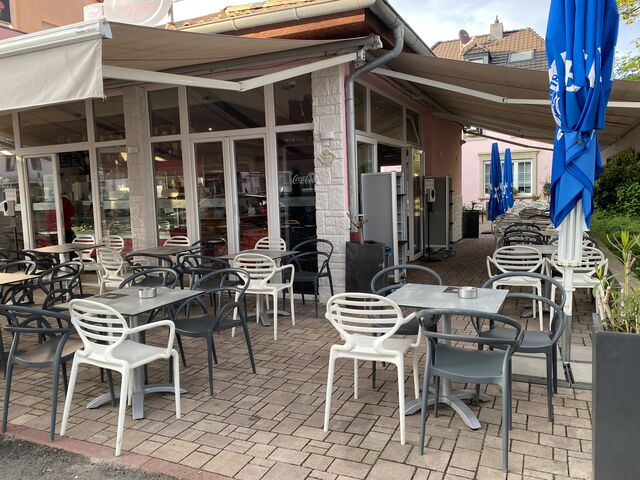 Bestuhlung vorne und seitlich Richtung Hinterhof