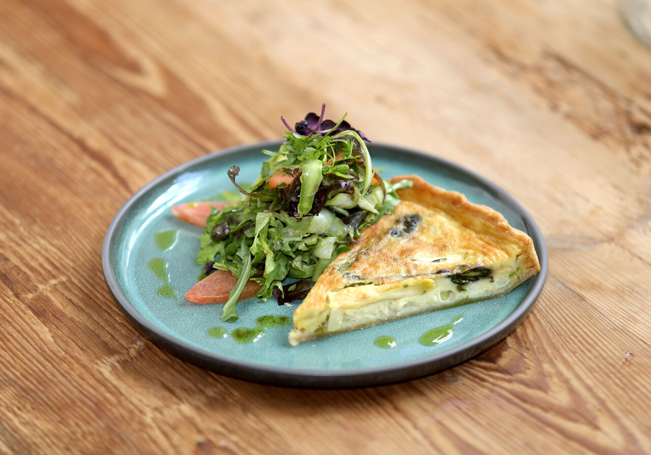 Spargelquiche mit kleinem Salat