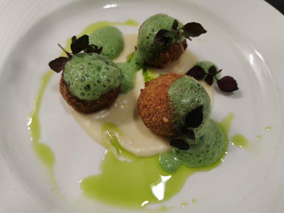 Cromesquis d'escargot, crème d'ail et émulsion persil