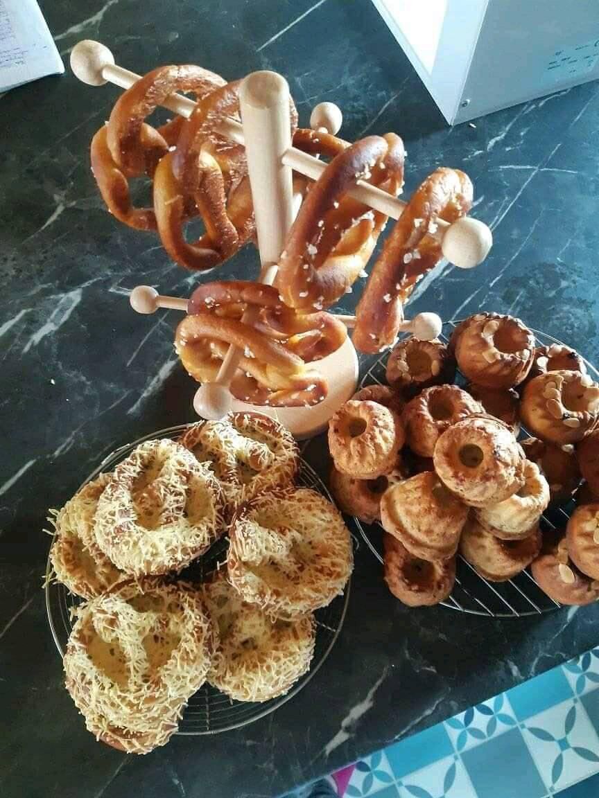 Bretzels salés et gratinés et mini kougelhopfs sucrés