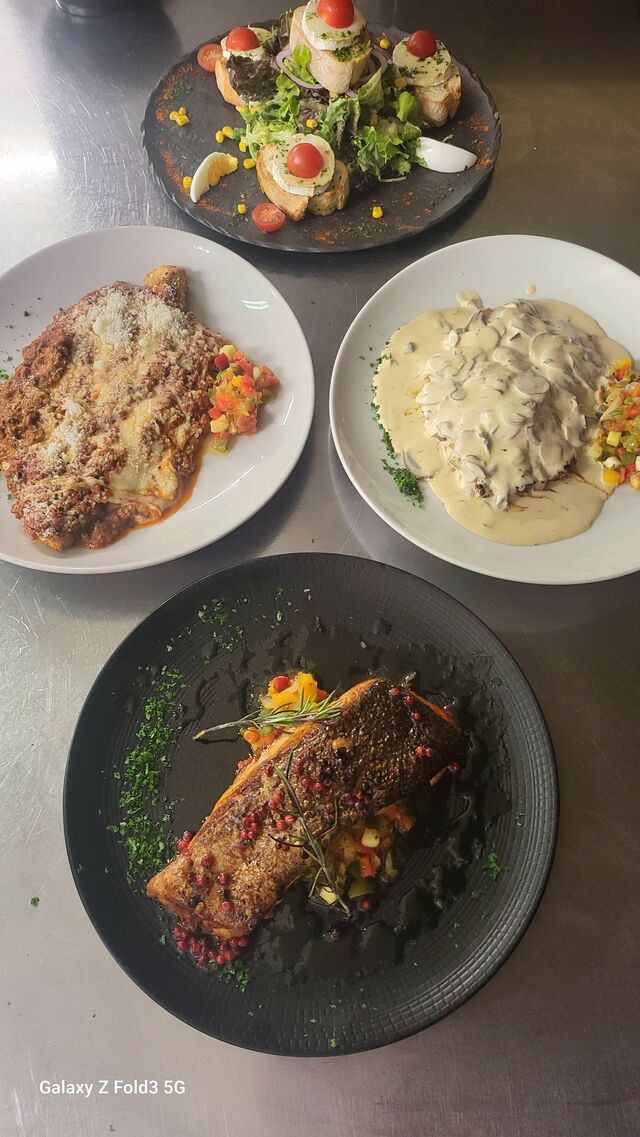 Salade de Chèvre Chaud, Escalope Milanaise, Saumon au Miel & Escalope à la crème