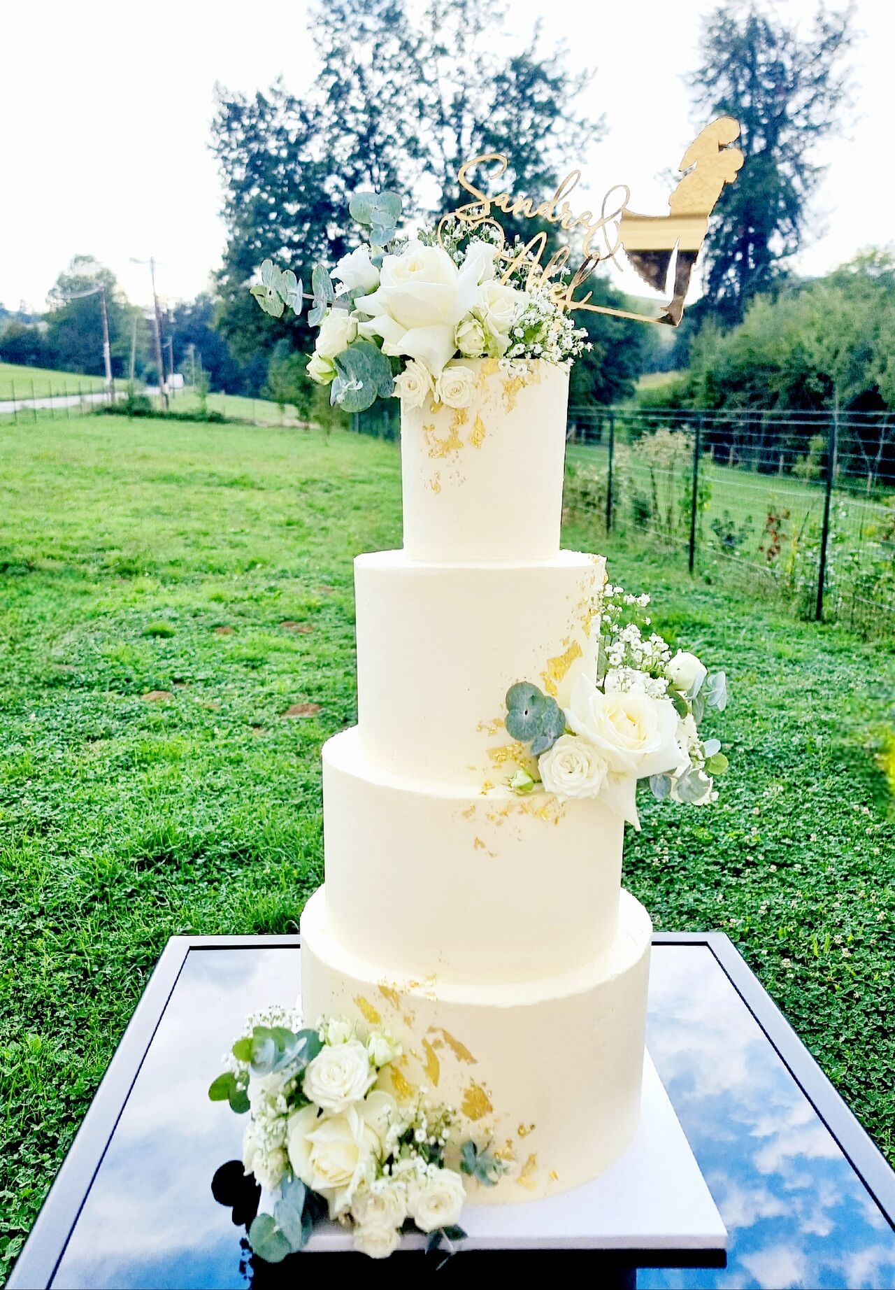Wedding cake avec fleurs naturels