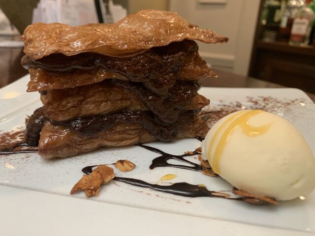 Dessert - Mille-feuilles au chocolat servi tiède, glace au Grand Marnier