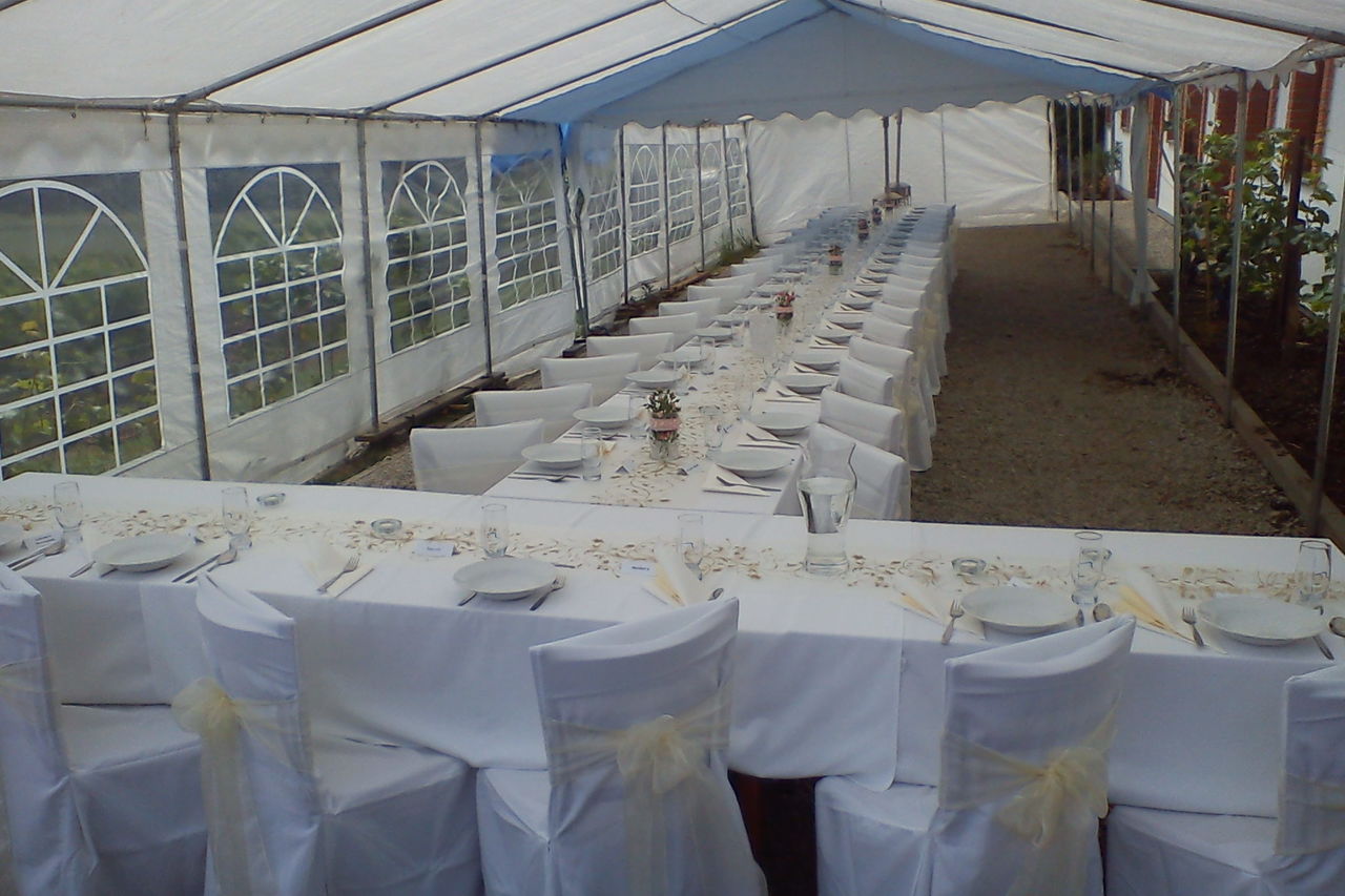 Svatební tabule venku