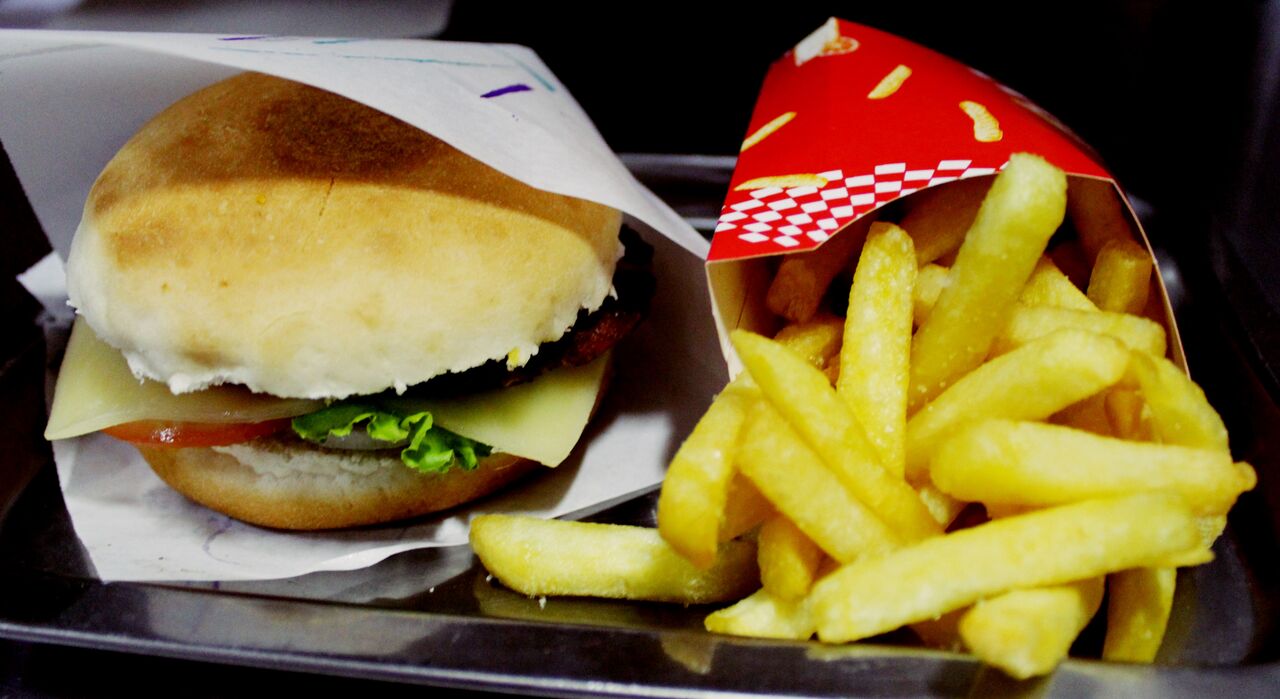 Menú de hamburguesa papitas y refresco