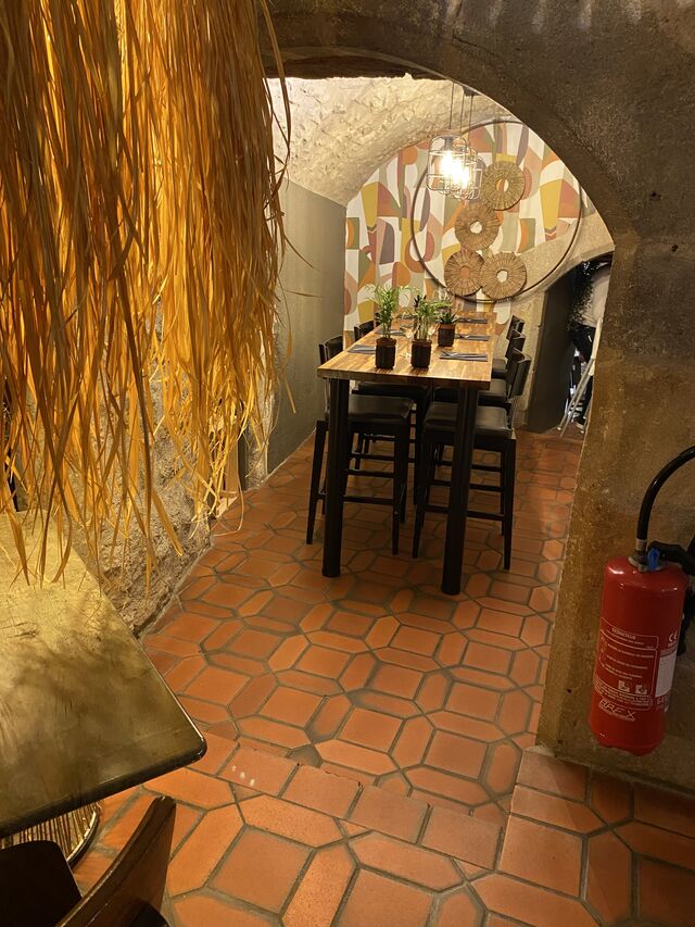 Table privative pour maximum 9 convives ou table d'hôtes pouvant accueillir plusieurs reservations