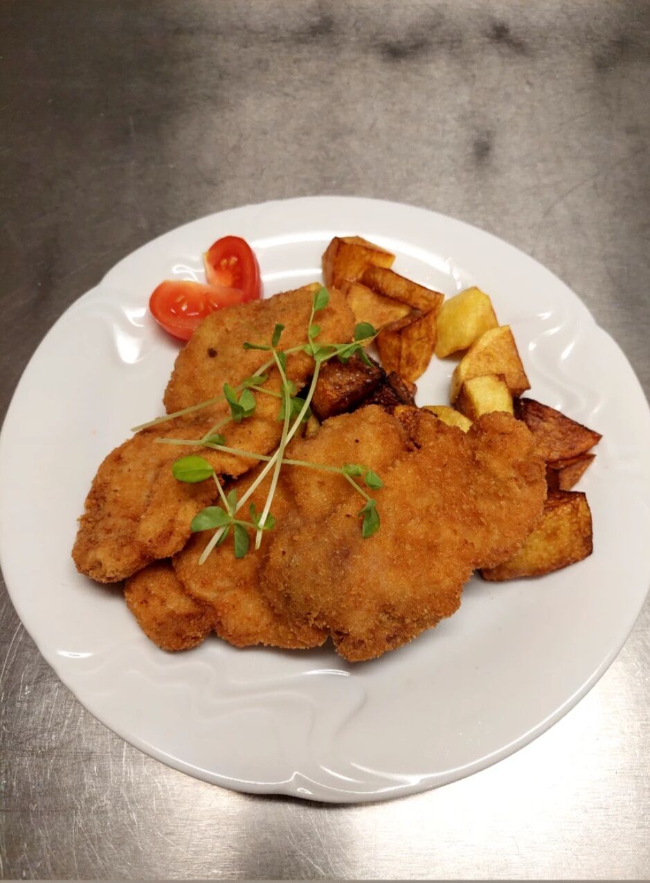 Smažený vepřový řízek, pečené brambory 