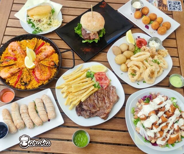 Nuestro menú es variado para todos los gustos y horarios. Los fines de semana además con platos especiales fuera de la carta.