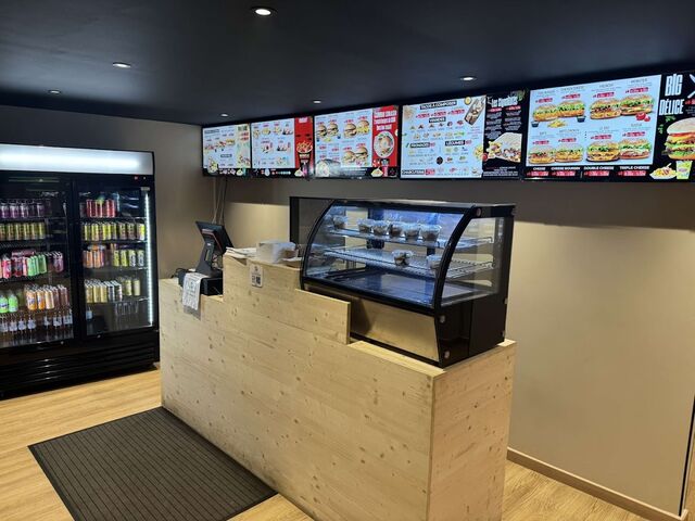 Le comptoir et les menus lumineux