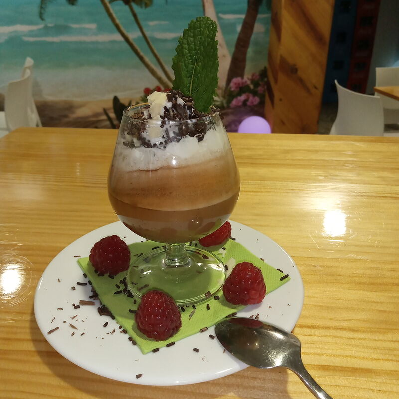 Café expreso con nata y chocolate negro y blanco 