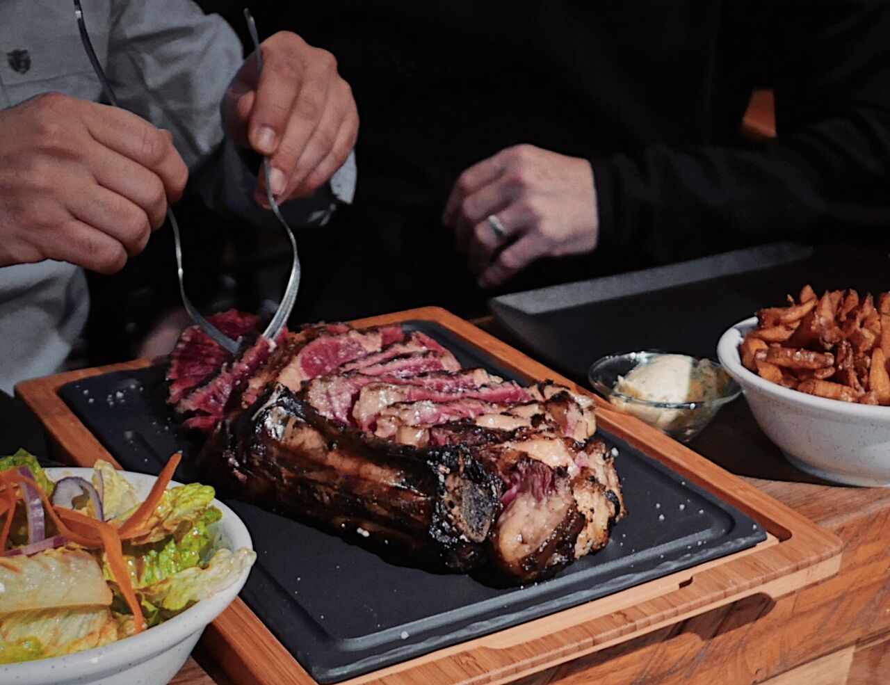 La cote de boeuf à partager, 1.2kg de viande charolaise du sud ouest, cuite au grill à pierre de lave.
