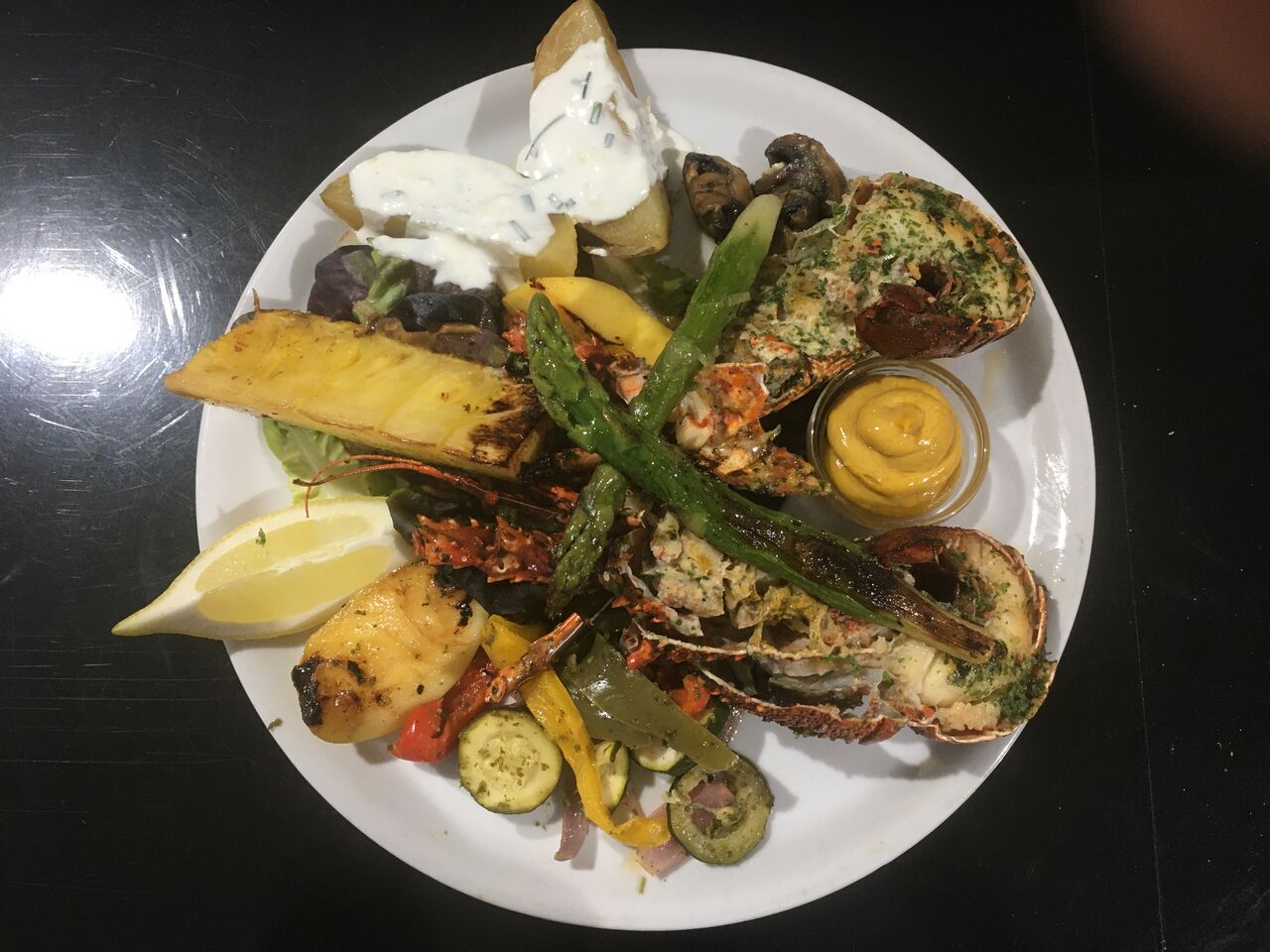 Langouste à la plancha accompagnée de legumes