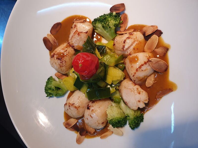 Saint Jacques rôties, fondue de poireaux au safran et amandes torréfiées 