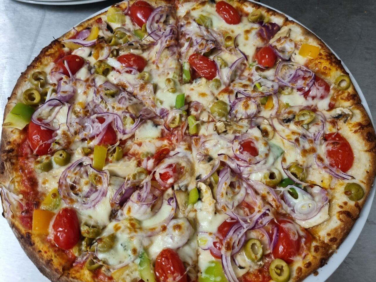 Vegetarianská Pizza -229,- kč - Rajčatová omáčka, žampiony, zel. paprika, zelené olivy, cherry rajčátka, mozzarella