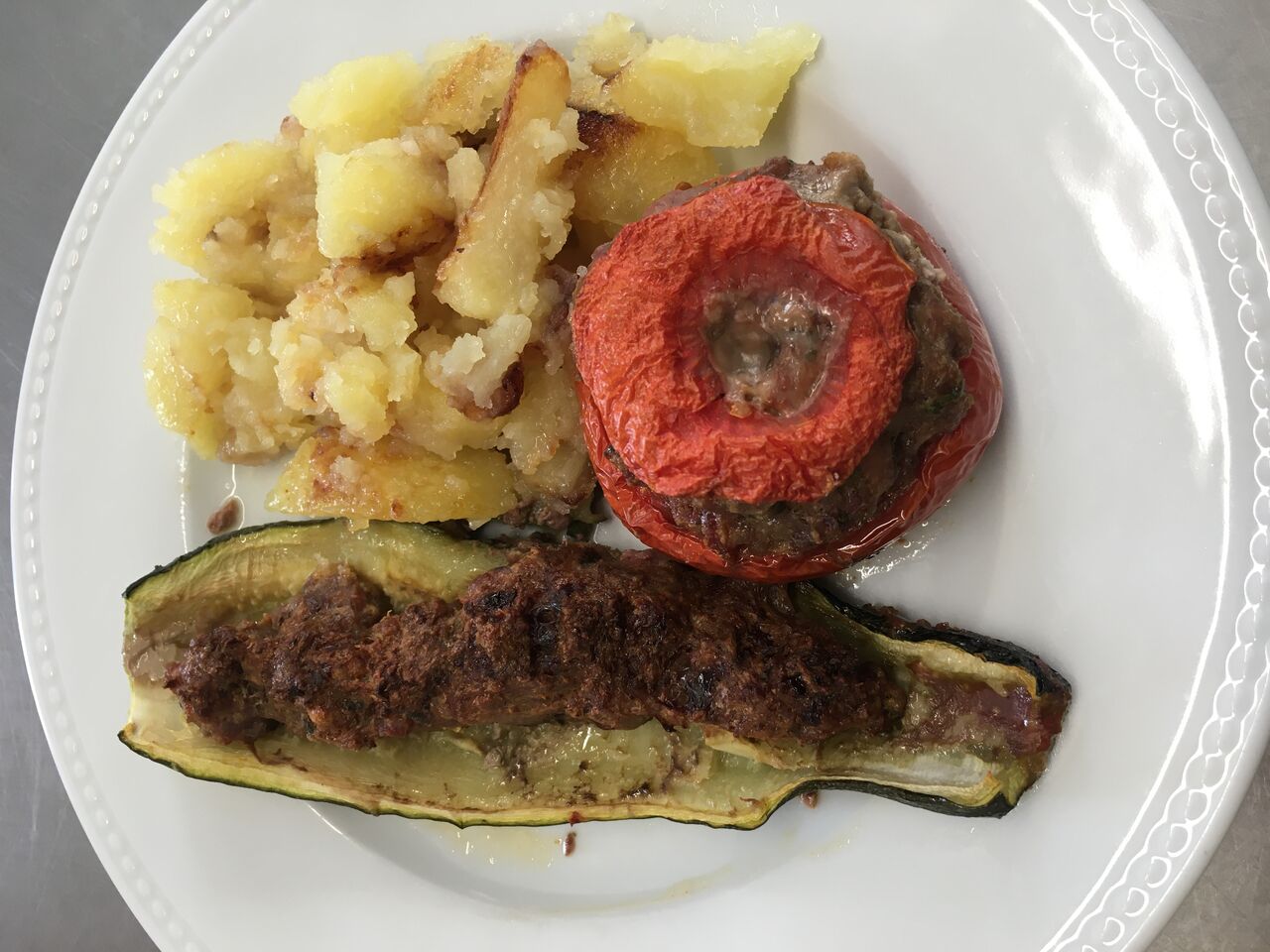 Assiette petits farcis du jardin et nos pdT rôties