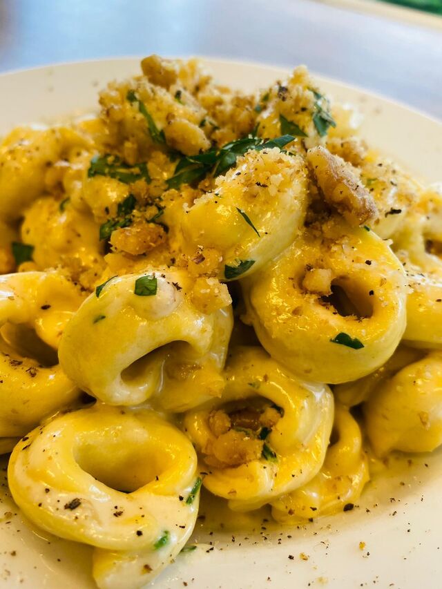 Tortellini ripieni di mortadella con gorgonzola e noci 