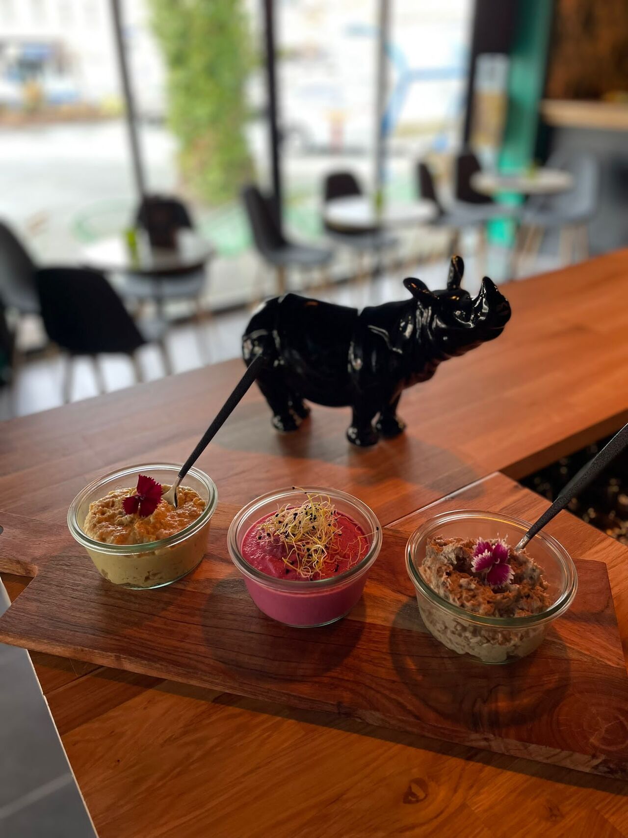 Houmous, betterave-fromage frais, rillettes de sardine 