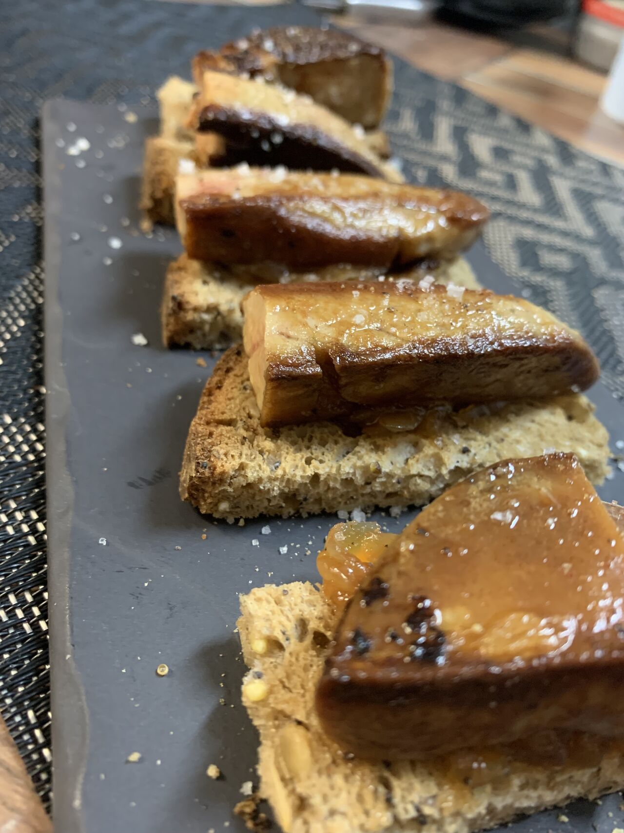 Le Foie Gras Poêlé sur Toast et Chutney d’Oignons
