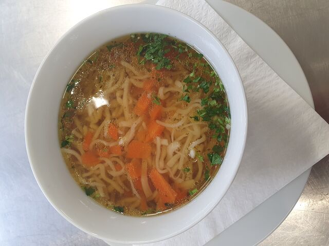 Am Sonntags Hühnersuppe mit Nudel 