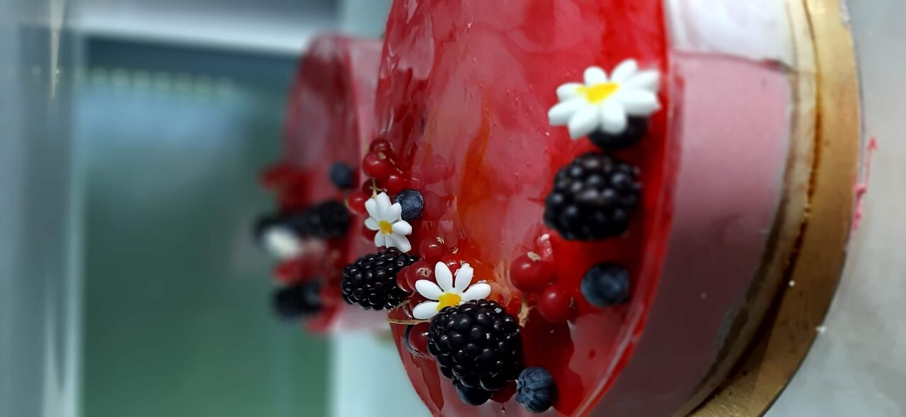 Entremet Framboise Chocolat
Mousse de framboise avec des pépites de framboises posée sur un lit de crémeux chocolat