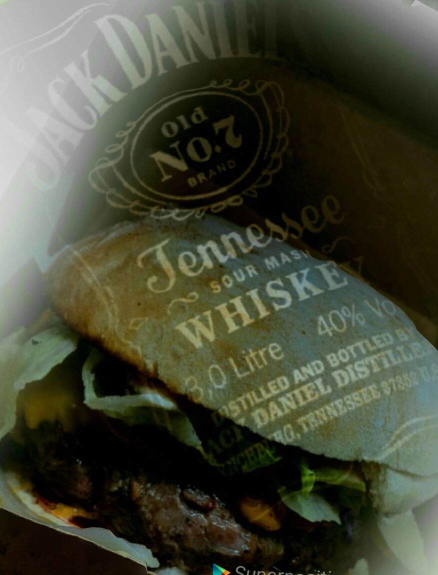 Le burger pure bœuf tac édition salade, tomate, oignons cornichon
avec une sauce au jack Daniels 