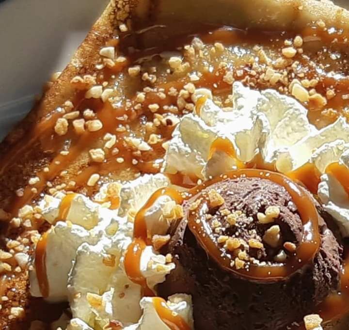 Crêpe au caramel Cacahuète et pralin en grain. Glace chocolat et crème fouettée... 