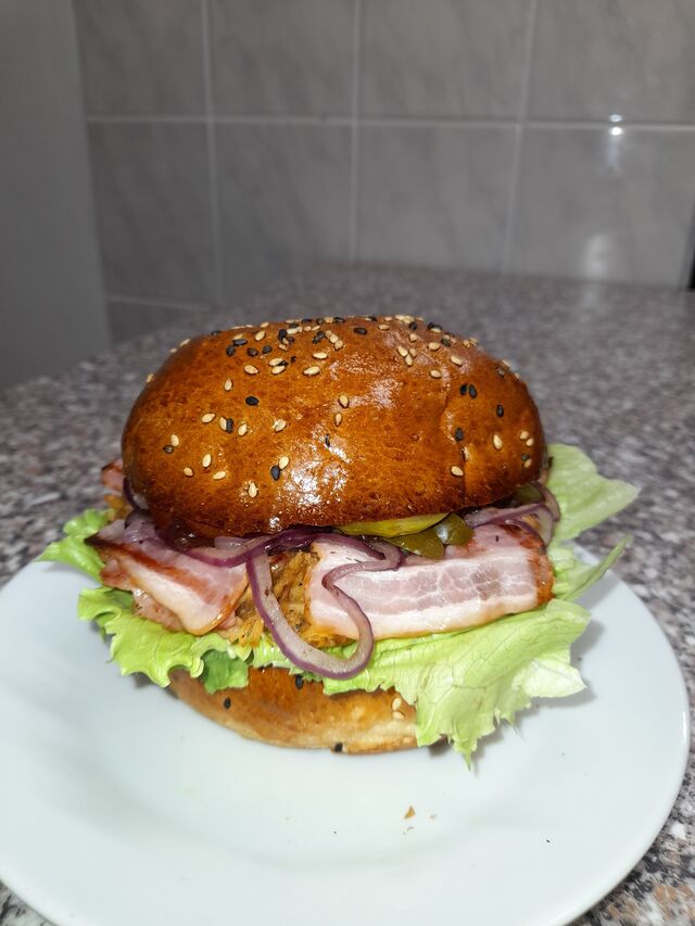 Burger s vepřovým trhaným masem