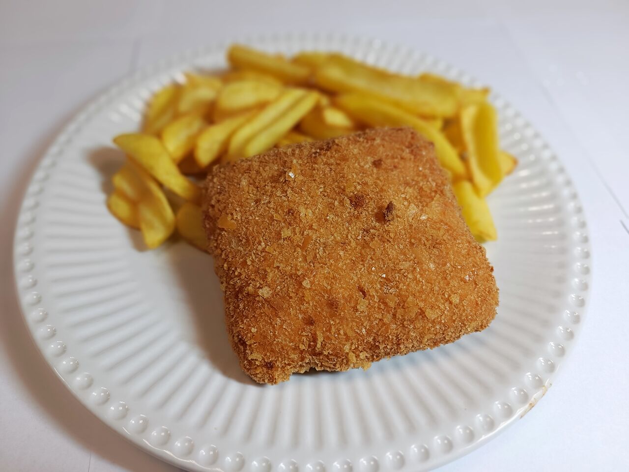 smažák v domácí strouhance, hranolky. Tatarka v ceně. :-)