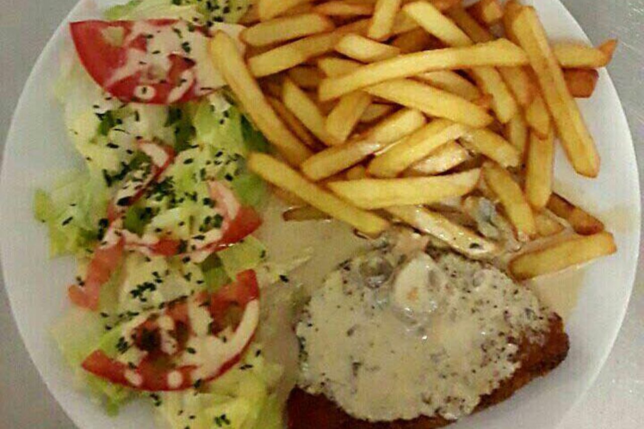 Cordon bleu, sauce forestière avec ses frites