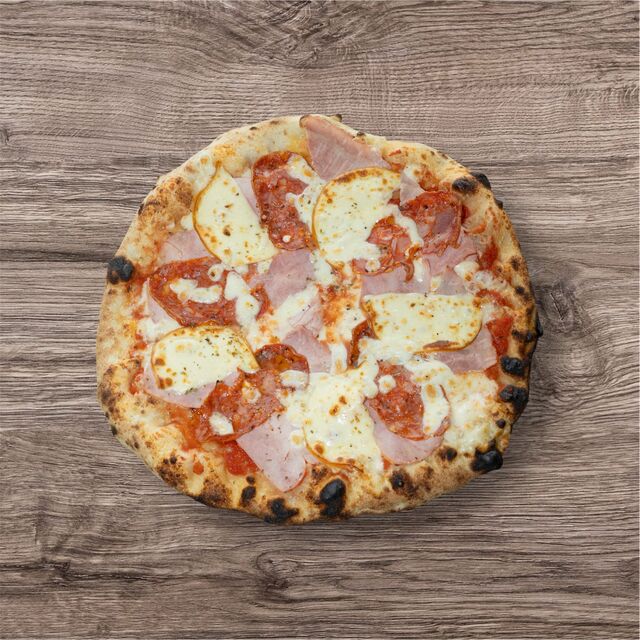 Calabrese ▪ 15€ : sauce tomate bio, fior di latte, jambon, spianata piccante, scamorza fumé, origan