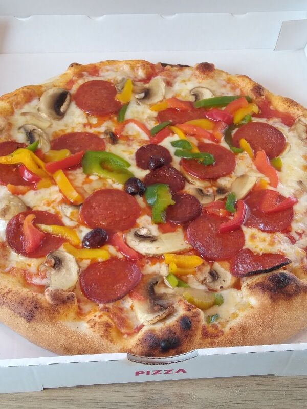 pizza ibérique base tomate San marzano basilique frais chorizo , poivron cuisiné
