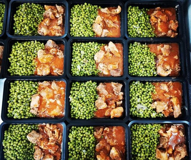 petits pois aux oignons/ sauté de porc à la tomate