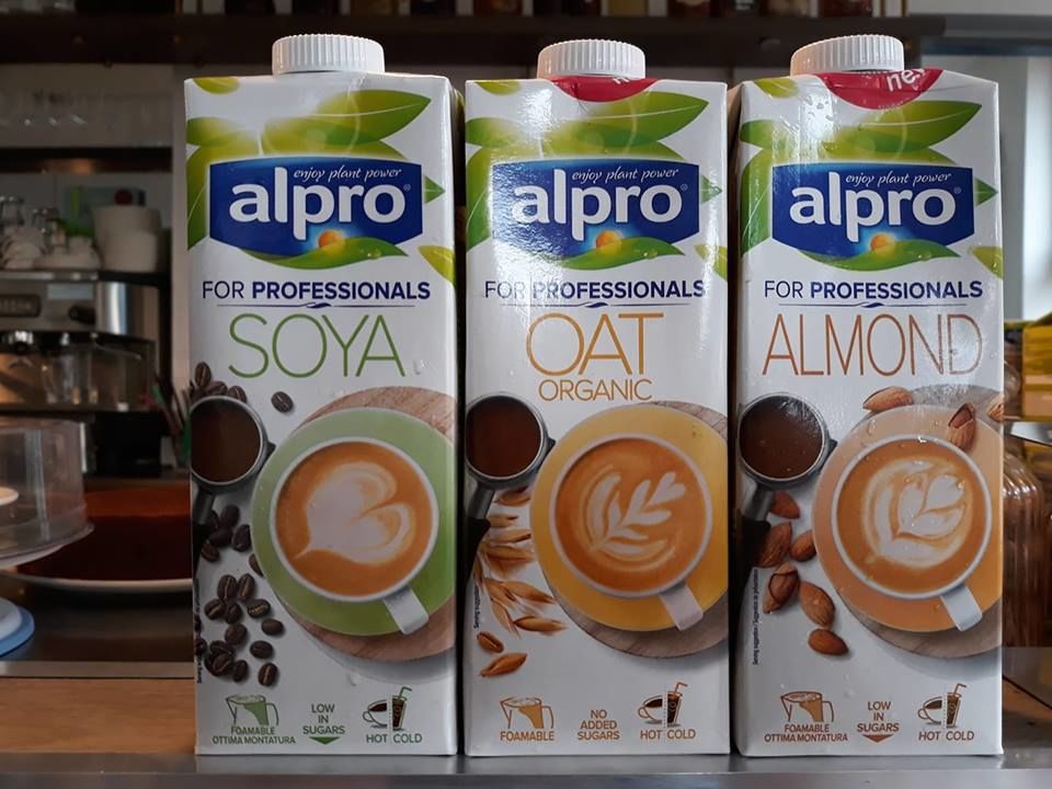 Wir bieten neben normaler Milch noch eine kleine Auswahl an Vegi-Milch an