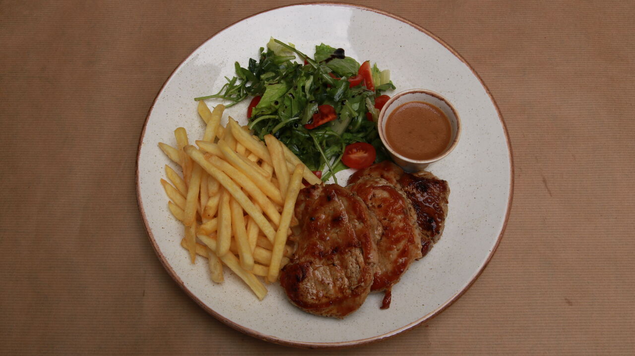 Vepřová panenka s hranolkami, salátkem a pepřovou omáčkou