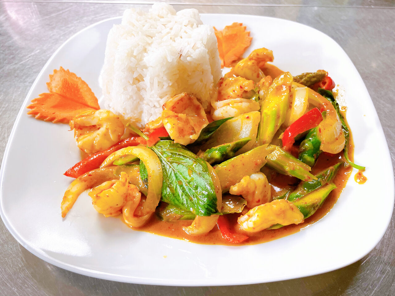 Spargel im roten Curry mit Garnelen