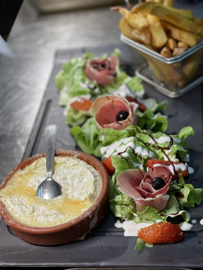 Salade camembert au feu de bois