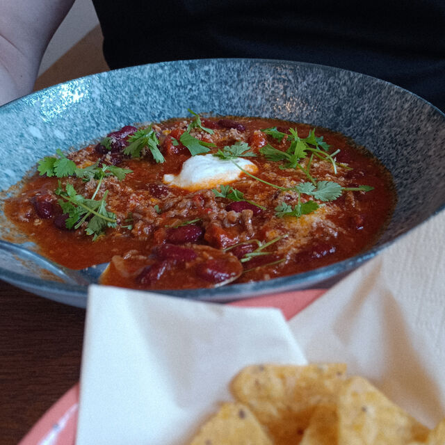 Chilli z hovězího mletého masa s nachos, cheddarem a zakysanou smetanou