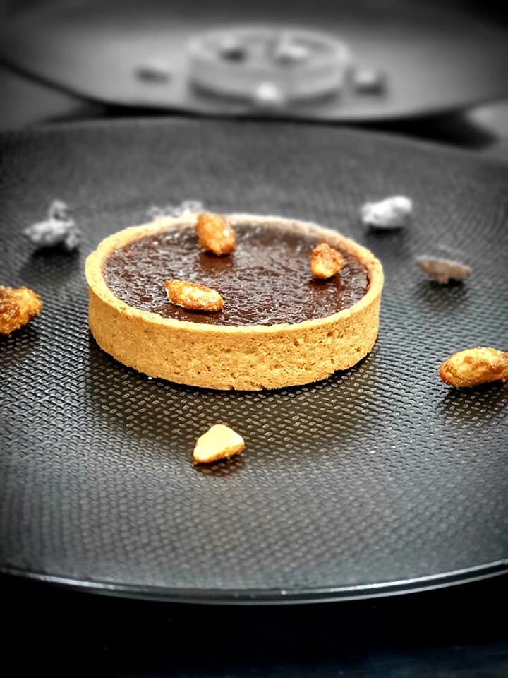 Tarte au chocolat et ses éclats de cacahuètes..