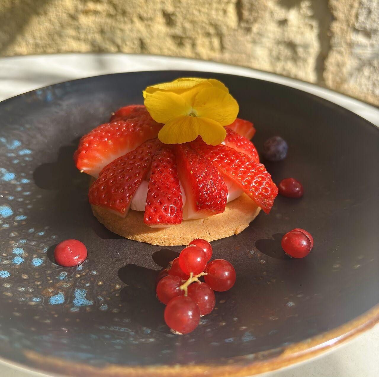 sablé breton, crème légère à la verveine et fraises
