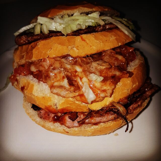 Mix grill:
piano salsiccione e cipolle
Secondo piano pancetta formaggio e pom fresco salsa b
Terzo piano hamburger e insalata