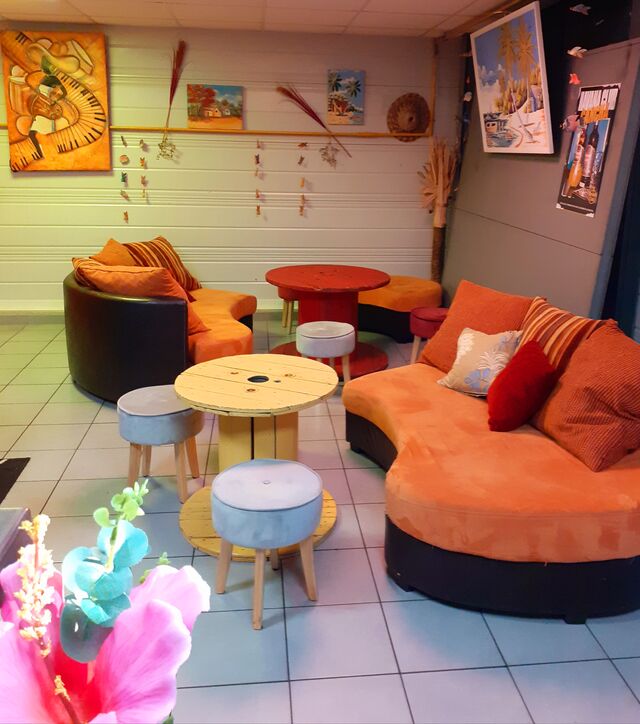 Pour une ambiance plus Chill : Le coin canapé près du Bar à Cocktails !