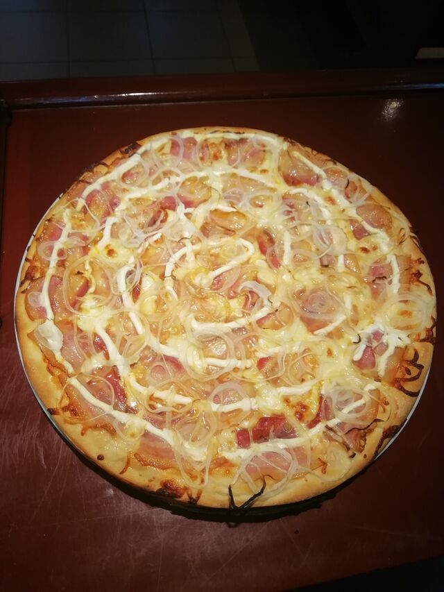 Pizza Nerea:
Bacon, crema y cebolla 