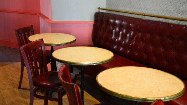 Banquette dans la première salle du Bull Café