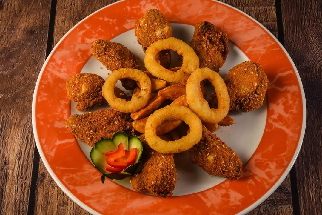 pikantno panirana krilca sa prilogom